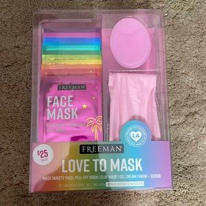 BNIB Freeman love to mask face mask set